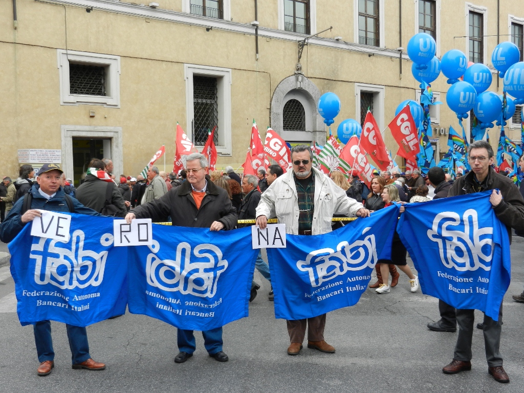 LA FABI IN PIAZZA CON GLI ESODATI